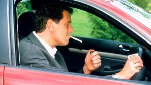 La cigarette au volant bientôt interdite ?