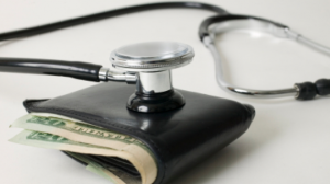 Santé : Pourquoi les tarifs diffèrent-ils entre compagnies d’assurance et mutuelles ?