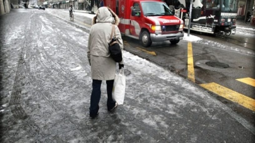 Neige : Quelles assurances après une chute sur un trottoir enneigé ?