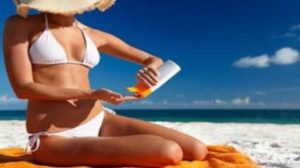 Prévention santé : Crèmes solaires, publicité mensongère ?