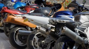 Assurance moto : La fin du bridage à 100 chevaux et du port du brassard fluo