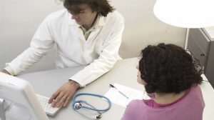 Dépendance : Surveiller sa santé à travers des consultations régulières chez un médecin pour bien vieillir