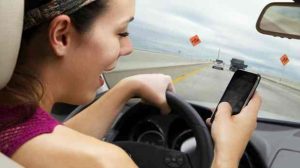 Sécurité routière : Décrypter l’addiction des jeunes à leur téléphone mobile